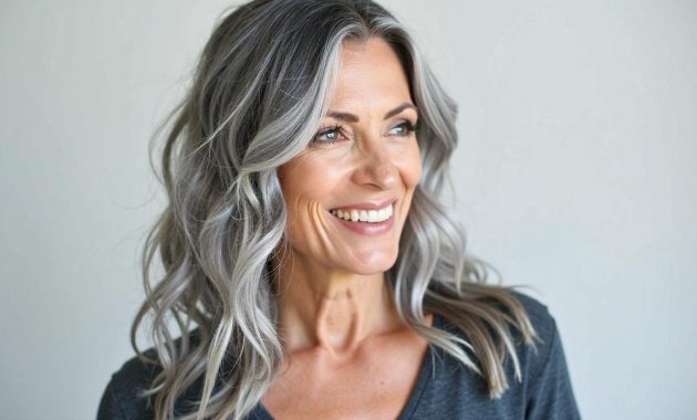 Gray hair after 50: “Stained glass hair” is the best technique for naturally camouflaging it, according to professionals.