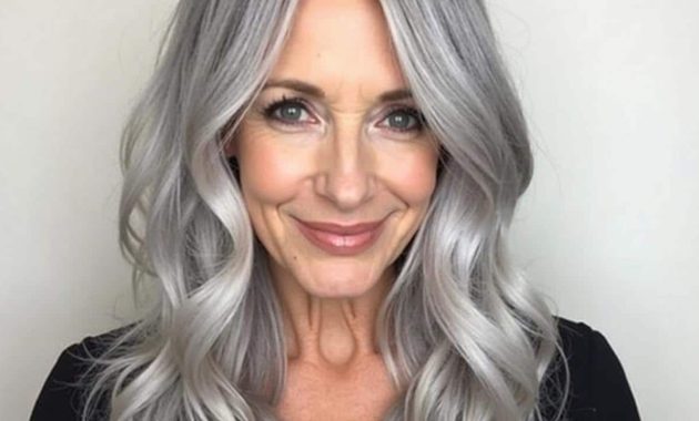 Hairstyles after 50: reverse coloring, the trick to rejuvenating gray and white hair without a “root effect.”