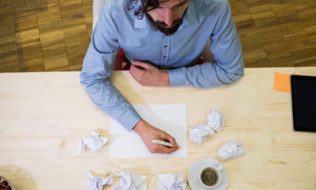 If you still write things down on paper instead of using your phone, psychology says you tend to display these 8 distinctive personality traits